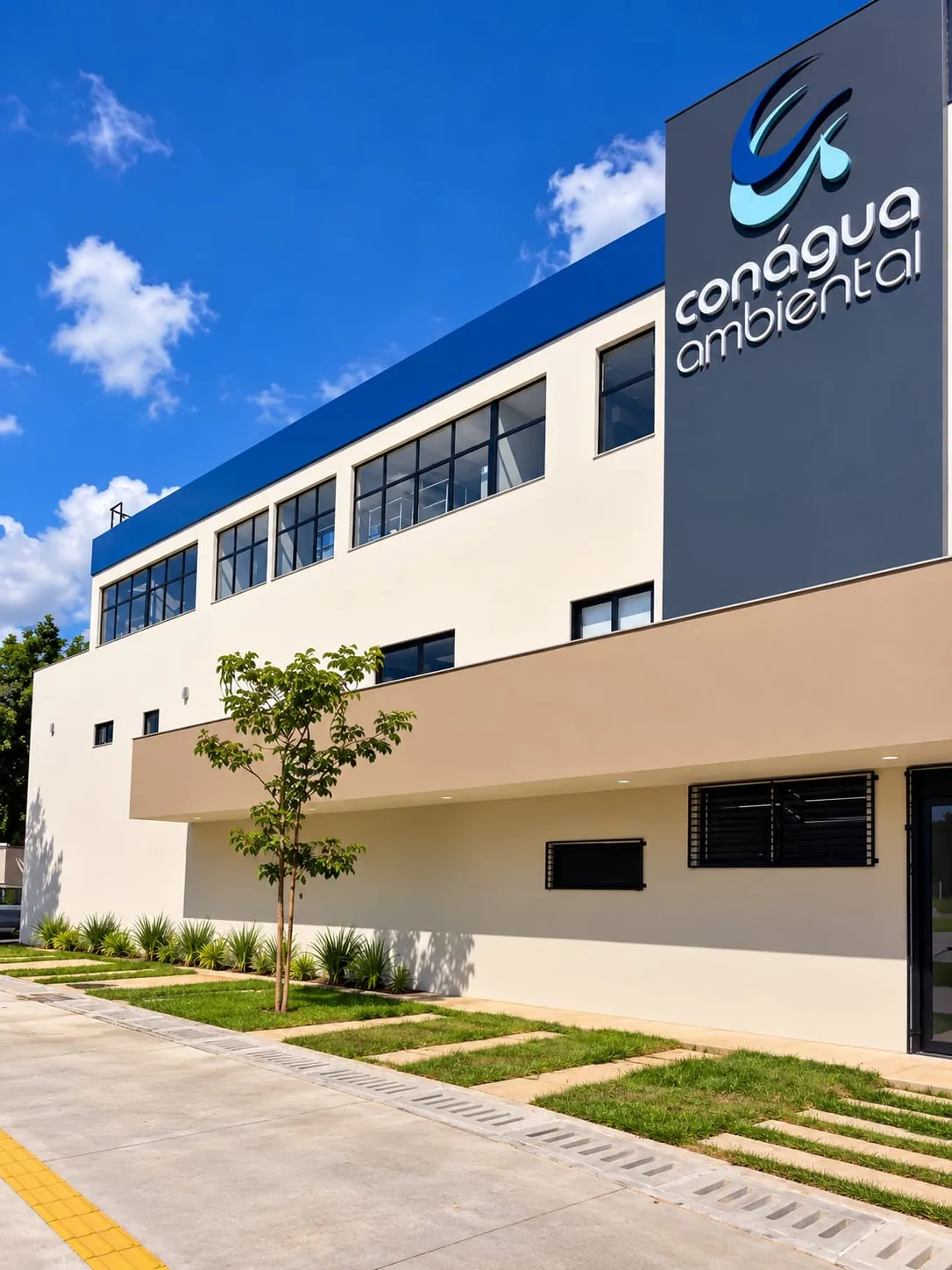 Fachada da sede da Conágua Ambiental em Senador Canedo, com o letreiro da empresa